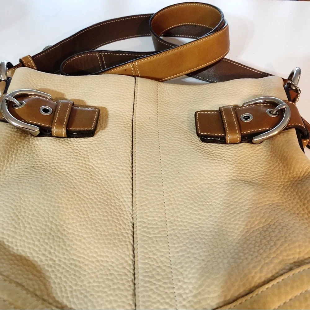 COACH Elegant Tan and Brown Trim Leather Shoulder-bag MO5S-3771